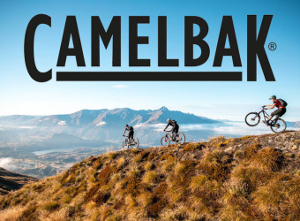 Camelbak Naturaufnahme mit Logo und Sportlern