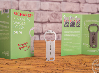 Einkaufswagenlöser von RICHARTZ mit Logogravur und individuell gestaltbarem Kärtchen als Werbeartikel