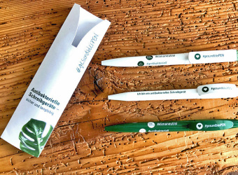 Uma Kugelschreiber in weiß und in grün als Werbeartikel mit Logo