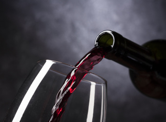 Wein einschenken Rotwein Vacu Vin