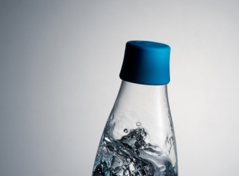 Glasflasche von Retap mit blauem Silikondeckel und Leitungswasser befüllt