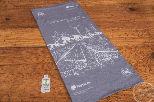 ausgebreitetes buff Multifunktionstuch Baywa r.e. mit allover-Design als Merch.