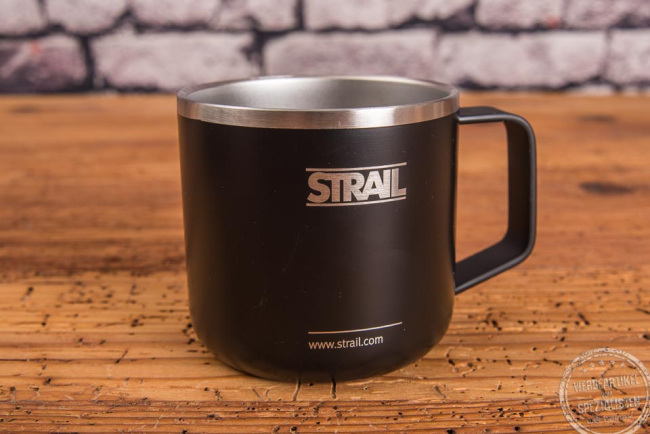 Schwarzer Edelstahl Becher mit Logogravur als hochwertiges Werbegeschenk im trendy Retro-Design