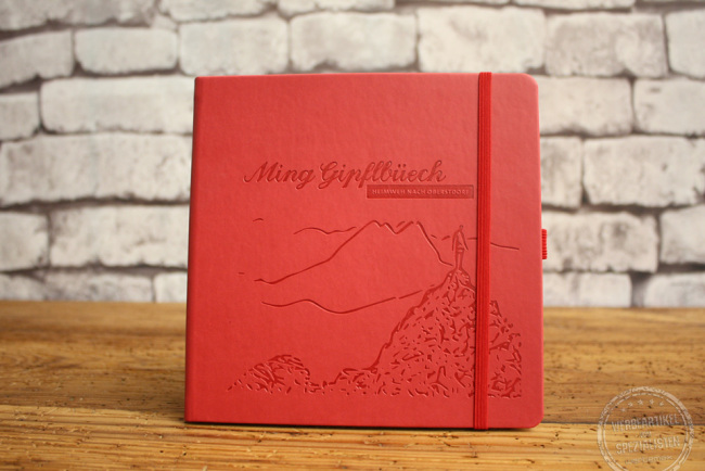rotes Notizbuch mit Prägung "Gipfelbuch" für Oberstdorf