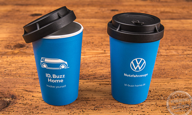 Blaue Coffee-to-go Becher mit Logoaufdruck ID. Buzz Home als Werbegeschenk für Volkswagen.