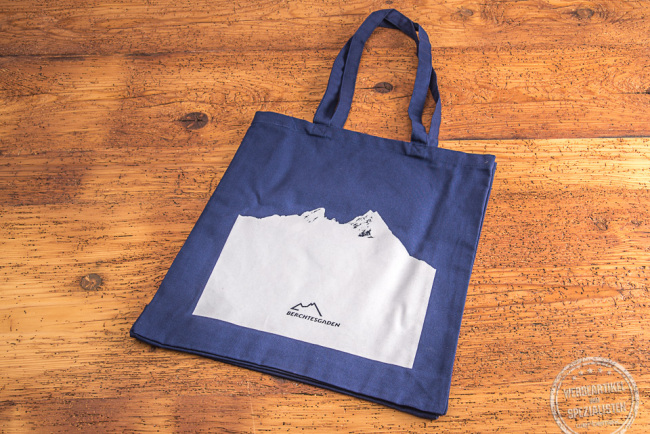 hochwertige Tragetasche in Blau mit weißem Bergmotiv als Werbetasche für das Berchtesgadener Land