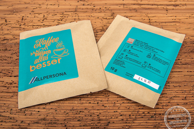 Allpersona setzt Coffeebag als Werbeartikel mit individuellem Design ein. Heißes Wasser durchlaufen lassen und Kaffee genießen