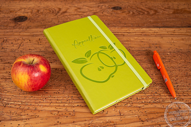Nachhaltiges Notizbuch mit Logo mit grünem Cover aus Apfelleder