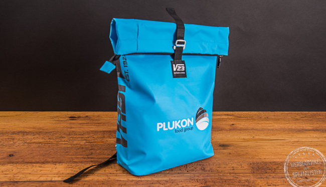 Blauer Vasad Rucksack mit Logo von Plukon als Mitarbeitergeschenk.