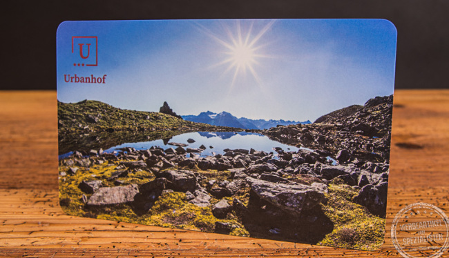 Schneidebrett für den Urbahnhof in Sölden mit Bergmotiv und Logo als Werbeartikel.