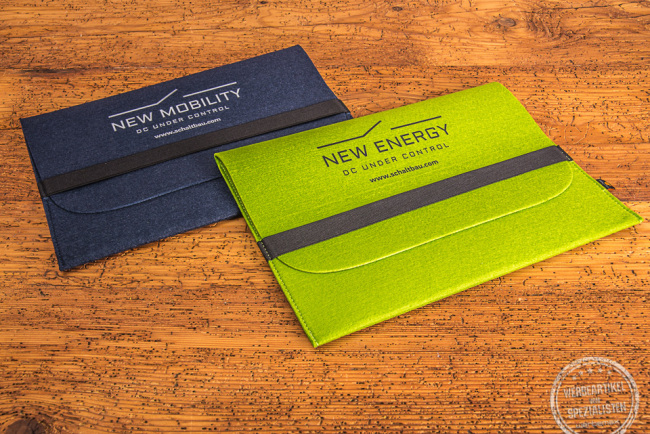 Zwei Filzmappen in DinA4 mit Logoanbringung in Maigrün und Dunkelblau