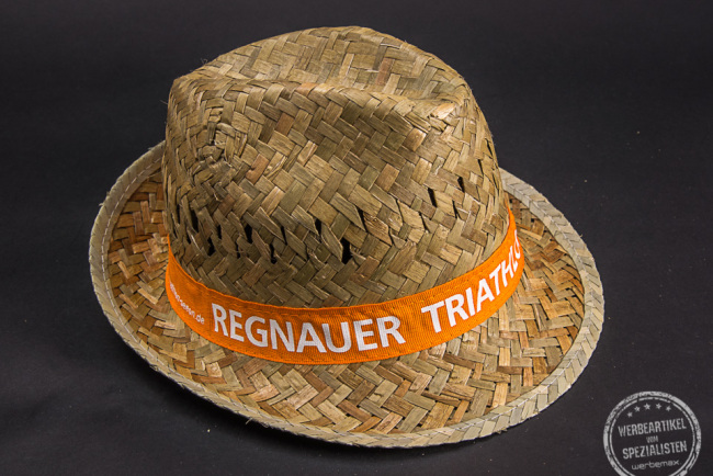 Strohut mit orangefarbener Banderole und weißem Aufdruck 