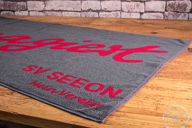 Badetuch mit farbiger Einwebung in Rot für den SV Seeon