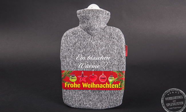 Wärmflasche aus Filz mit Schriftzug bestickt und Logo als Geschenk.