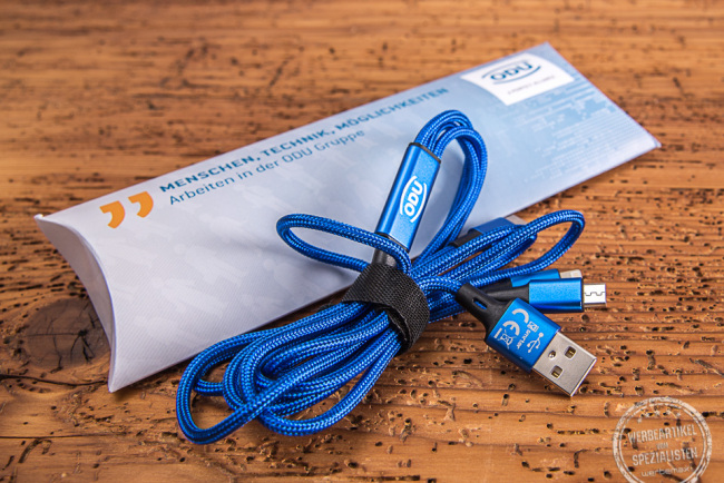 Ladekabel in Faltschachtel im Stil von ODU ganz in blau