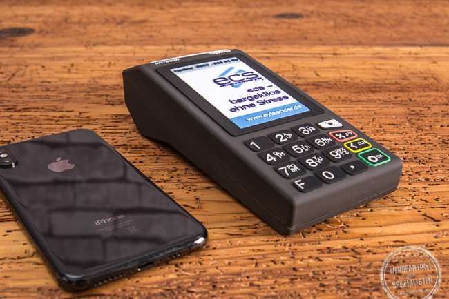 Wireless Charger in Sonderform eines Kartenlesegeräts von ecs