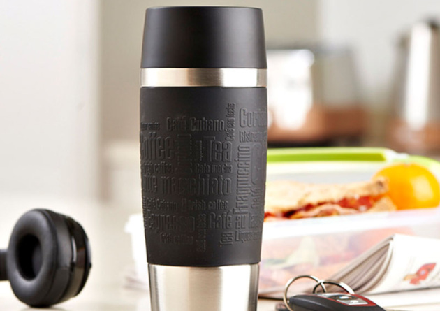 emsa travel mug isolierbecher in schwarz f&uuml;r Hei&szlig;getr&auml;nke bei der Pause des Mitarbeiters vor ge&ouml;ffneter Snackbox.
