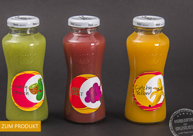 Drei Smoothies in der Glasflasche in unterschiedlichen Geschmacksrichtungen mit Logosticker als Werbeartikel