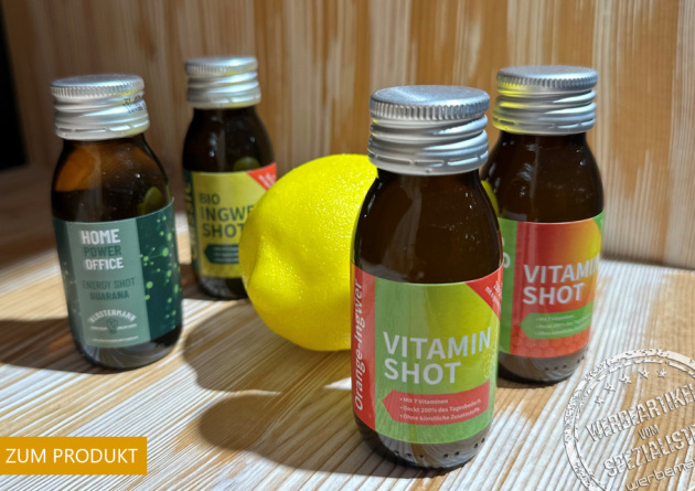 4 braune Glasflaschen mit Vitamin-Shot und individuellem Etikett als Werbeartikel