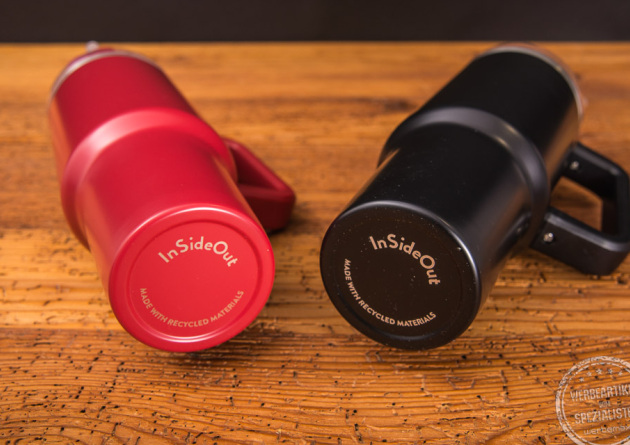 Trinkbecher Ozzy in rot und schwarz, liegend, dass man den Boden sehen kann