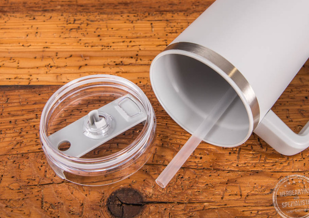 ge&ouml;ffneter Trinkbecher Ozzy mit integriertem Strohhalm und Kunststoffdeckel