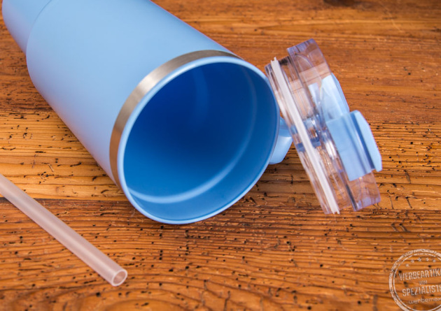 XXL Trinkbecher Ozzy in hellblau, liegend mit Fokus auf den Deckel samt Strohhalm