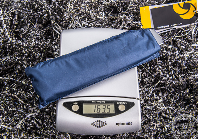 Ultradünner Mini Taschenschirm von Samsonite in Blau auf einer Waage