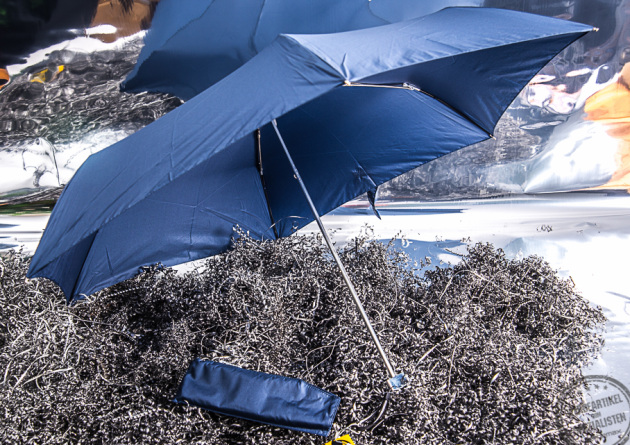 Aufgespannter Regenschirm von Samsonite in Blau. Der kompakte Reiseschirm ist perfekt für jede Tasche.