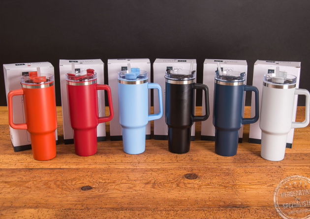 Farbübersicht der Trinkbecher Ozzy in Orange, Rot, Hellblau, Schwarz, Navy und Weiß stehend vor der jeweiligen Kartonverpackung