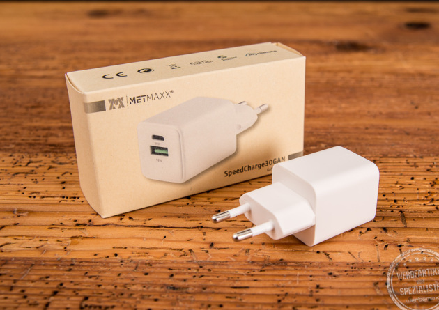 SpeedCharger30GAN in weiß mit Kartonverpackung für schnelles Laden