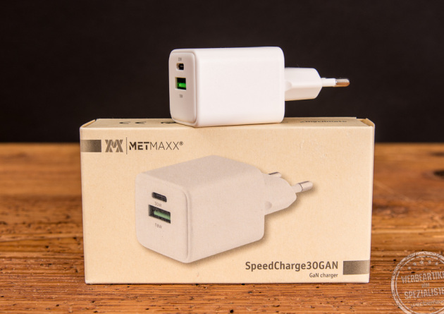 Schnellladegerät mit Eco-Papierverpackung in weiß mit USB-C und USB-A Anschluss