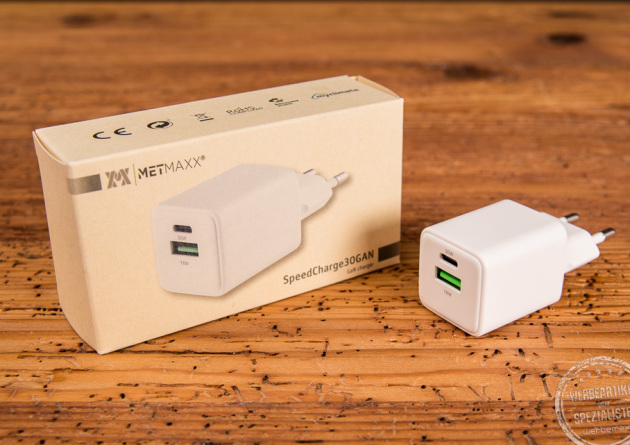 Schnellladeger&auml;t mit Eco-Papierverpackung in wei&szlig; mit USB-C und USB-A Anschluss