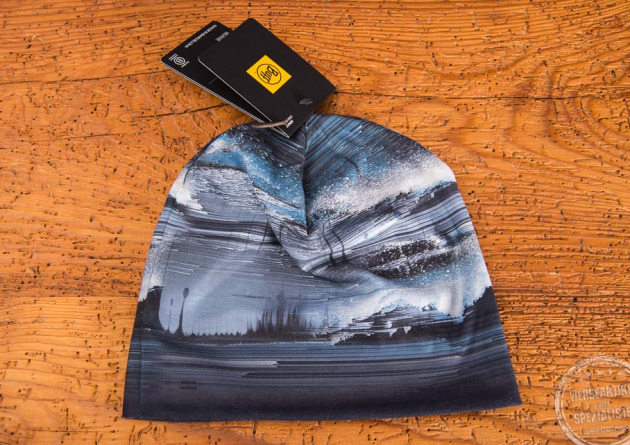 BUFF Ecostretch Beanie als Merchendise mit vollfl&auml;chigem Druck und Hangtag auf Holztischplatte