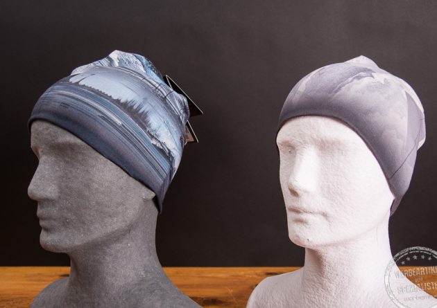 Zwei verschiedenen Modelle des BUFF Ecostretch Beanies als perfekter Sportbegleiter f&uuml;r Fr&uuml;hling, Herbst und Winter auf Styropork&ouml;pfen.