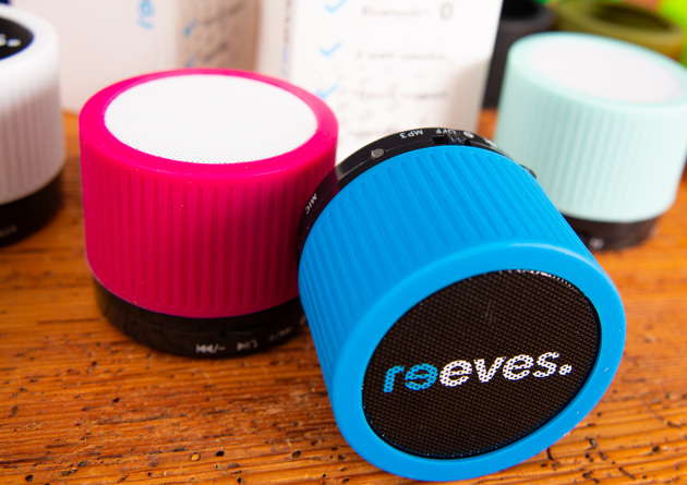 Mehrere Werbegeschenk Bluetooth Speaker mit buntem Gummiring.