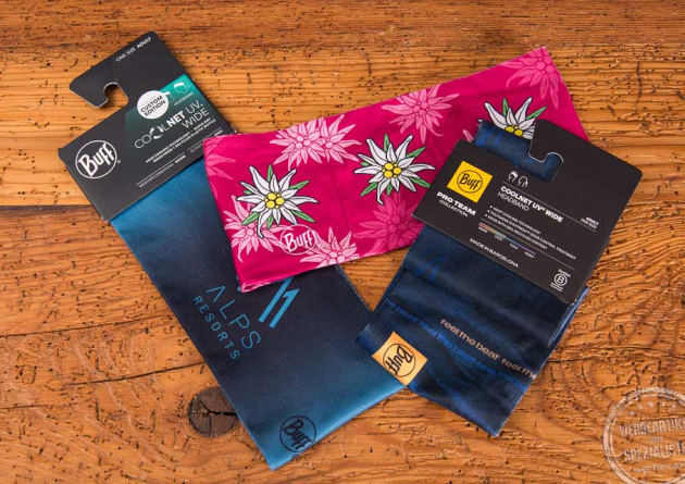 3 BUFF Headbands liegen auf Holztisch übereinander
