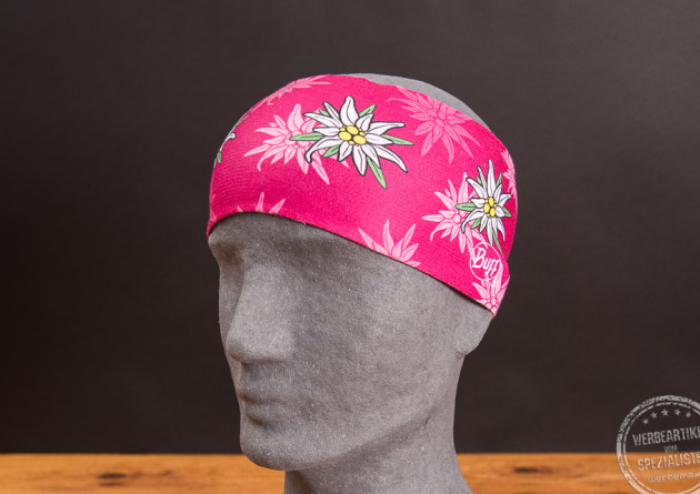 Pinkfarbenes Sportstirnband von BUFF mit Edelwei&szlig;, angezogen auf Kopf aufgesetzt.