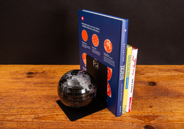 Troika Globus Buchst&uuml;tze mit abgest&uuml;tzen B&uuml;chern auf Holztisch.