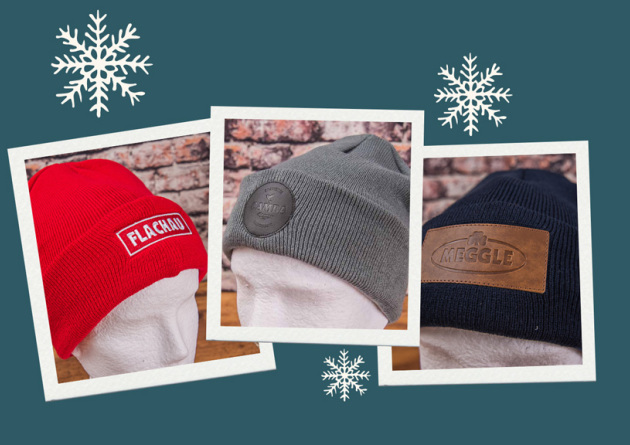 Drei Polaroids mit Bildern Beanie mit Logo-Patch und Logo-Stick.