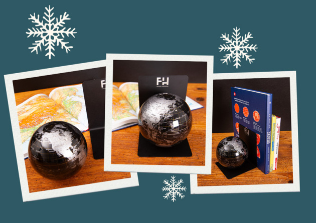 Drei Polaroids mit Bildern der edlen Buchstütze mit Globus von Troika als Werbertikel.