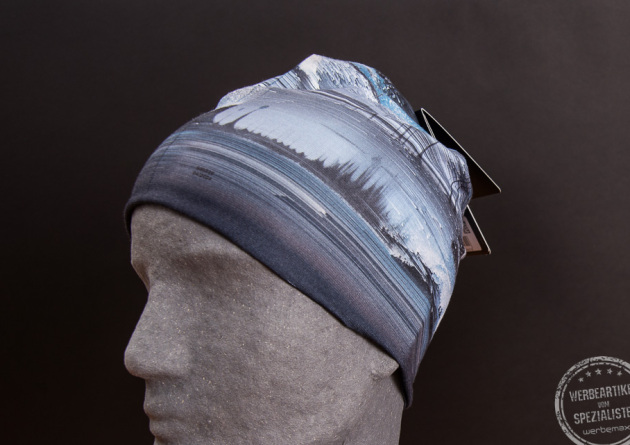 Ecostretch Beanie von Buff im vollfl&auml;chigen 4c-Druck mit blau grauem Naturmotiv auf grauem Styroporkopf