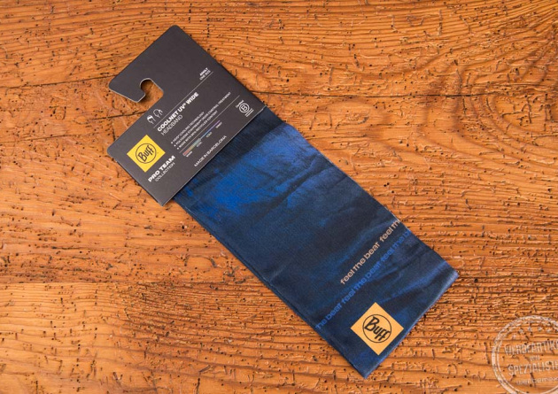 R&uuml;ckseite vom BUFF Headband UV Coolnet in blau mit Kartonheader und individuellem Logo