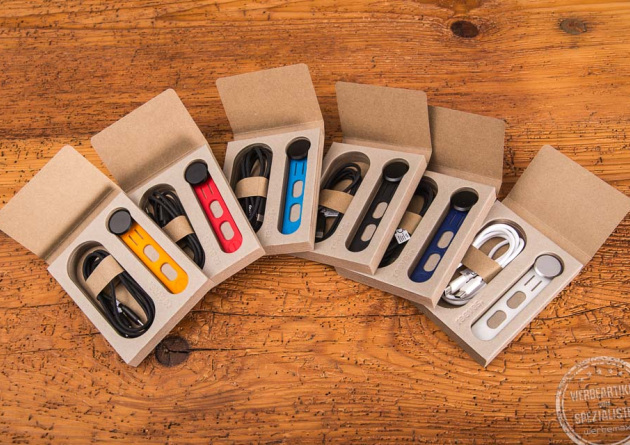 Farb&uuml;bersicht der verschiedenen Ladekabel mit Kabelbinderverschluss f&uuml;r eine aufger&auml;umte Handtasche