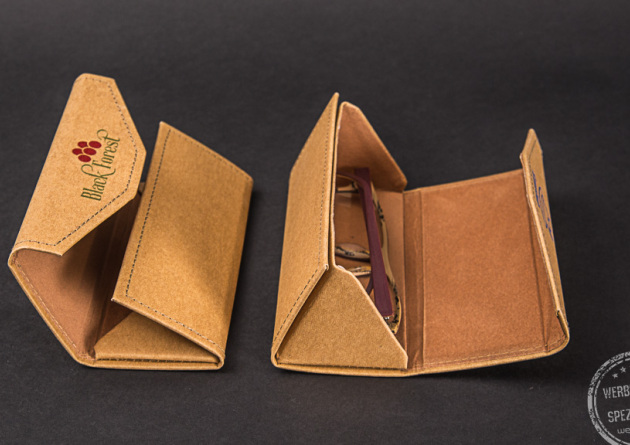 Zwei faltbare Kraftpapier Brillenetuis mit Logodruck als Kundengeschenke.