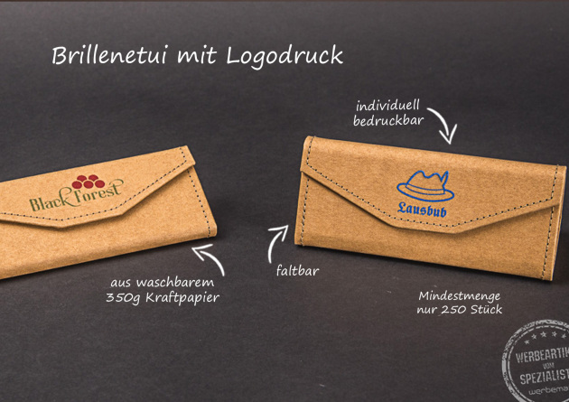 Zwei zusammengefaltete Brillenetuis aus Kraftpapier mit Logodruck als Werbemittel. Inklusive Detailbeschreibung auf schwarzem Hintergrund.