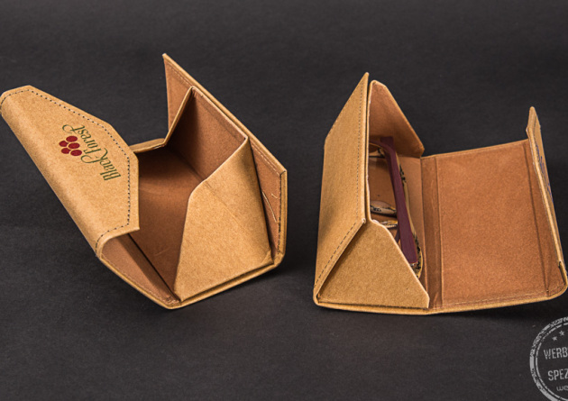 Zwei aufgeklappte Kraftpapier Brillenetuis mit Logodruck als Werbemittel.