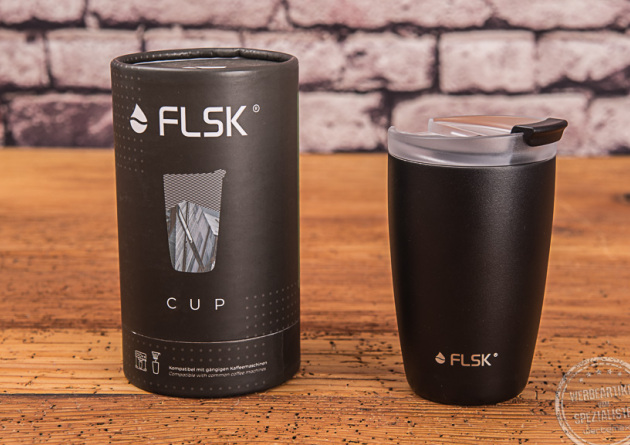 Nachhaltiger FLSK CUP schwarz mit Verpackung als Werbeartikel mit Logo.