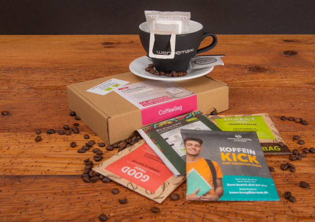 Kaffeetasse mit Coffeebag und mehrere personalisierte Coffeebags als Werbeartikel.
