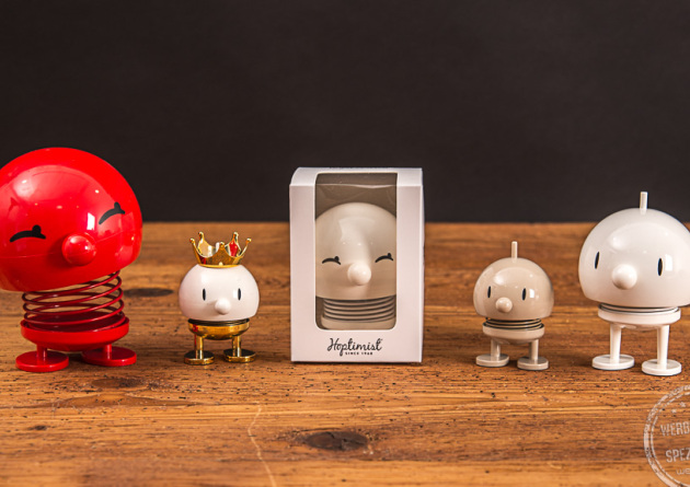 Gro&szlig;e und kleine Hoptimist Wackelfiguren mit Geschenkkarton als Werbeartikel.