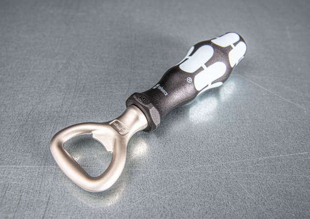 Flaschen&ouml;ffner von Wera in grau-schwarz als Kunden- oder Mitarbeitergeschenk f&uuml;r M&auml;nner mit Ihrem Logo. 